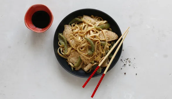 Лапша удон с арахисовым соусом и индейкой