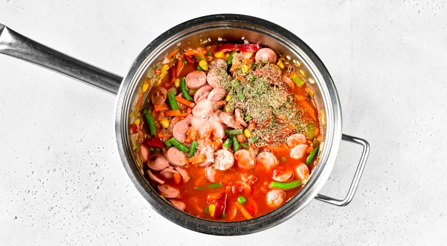 Рис с мексиканской смесью и сосисками на сковороде