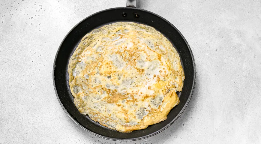 Яичные блинчики с крабовыми палочками и сыром