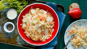 Салат из капусты с сельдереем, грушей и морковью