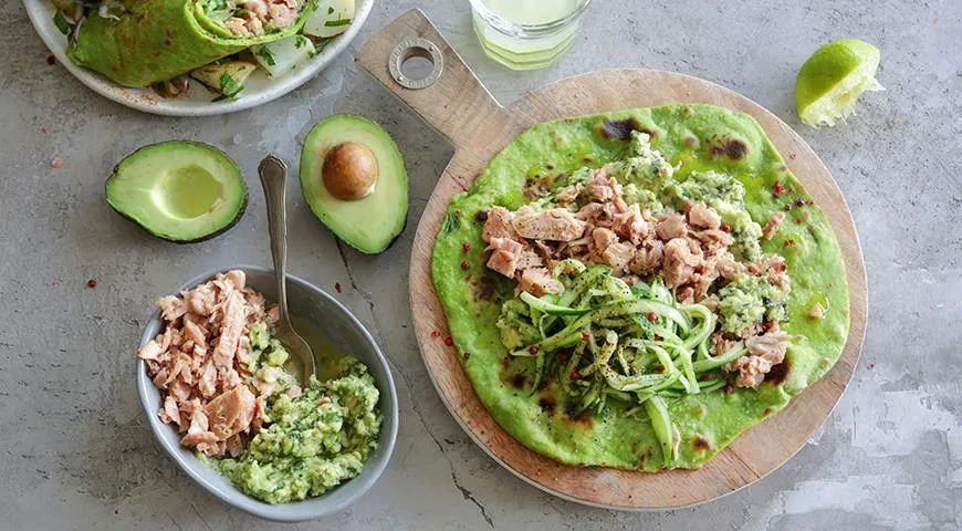 Зеленые лепешки с тунцом, огурцами и авокадо