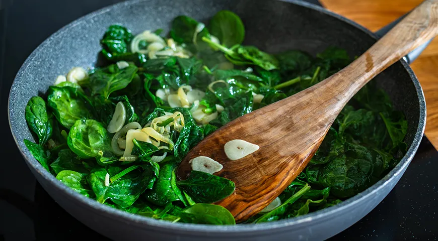 Шпинат тушат для гарниров, соусов, пасты и ризотто