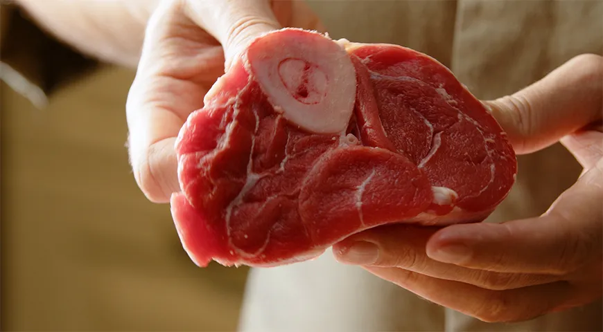 Идеальный выбор для холодца – мясо с высоким содержанием коллагена: ножки, рульки и голяшки