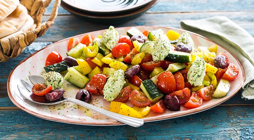 Рецепт греческого салата с зеленым сырным кремом