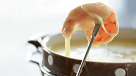 Сырное фондю с горчицей и креветками