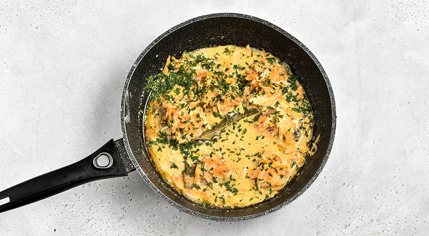 Тушеная скумбрия с овощами в сметане на сковороде