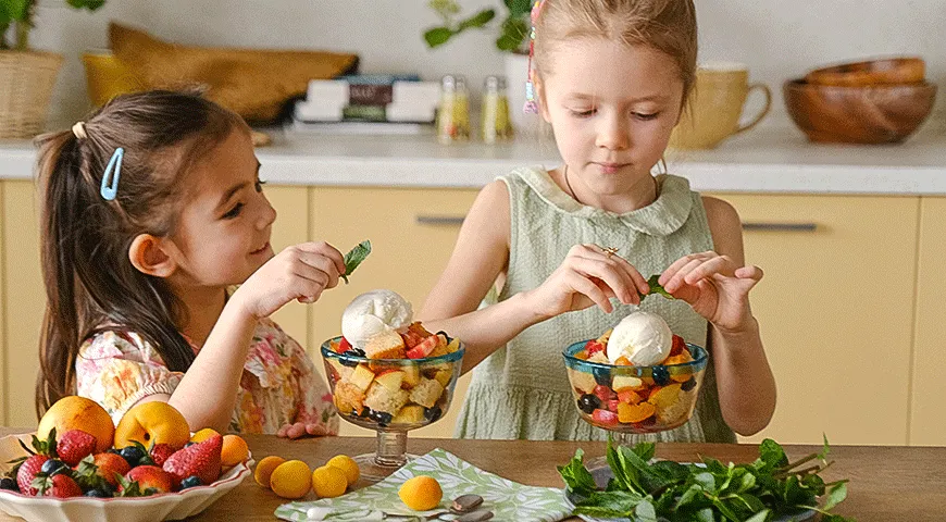 Фруктовый салат с бисквитом и мороженым