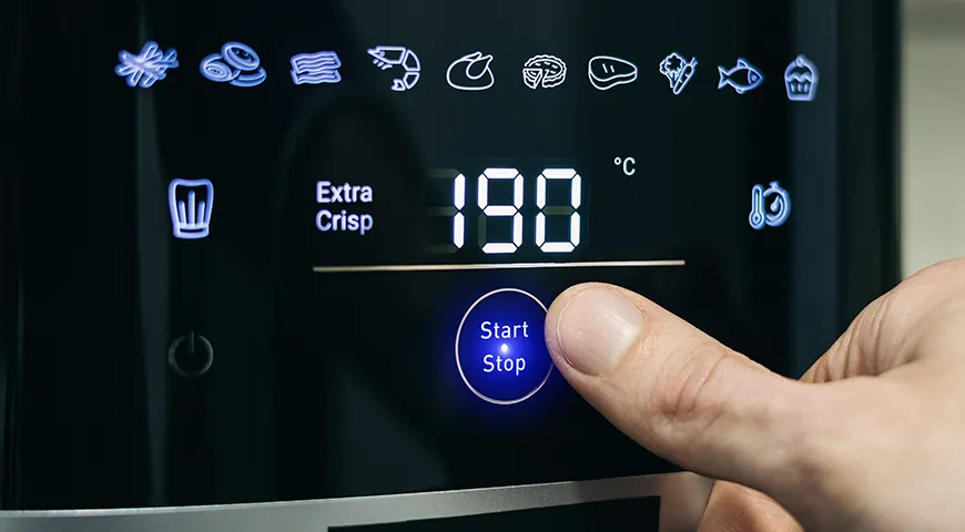 Слишком высокая температура в аэрогриле приведет к тому, что верх выпечки очень быстро покроется корочкой, а снизу останется откровенно сырое тесто