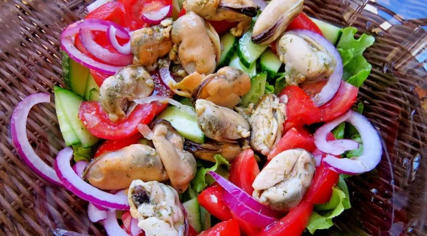 Салат с овощами и маринованными мидиями