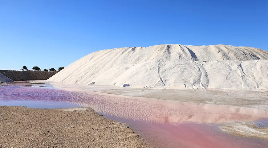 Соляной завод в природном парке города Санта-Пола, Аликанте, Испания