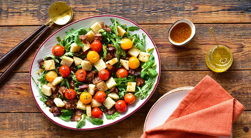 Рецепт зеленого салата с беконом и сухариками из батона нарезного