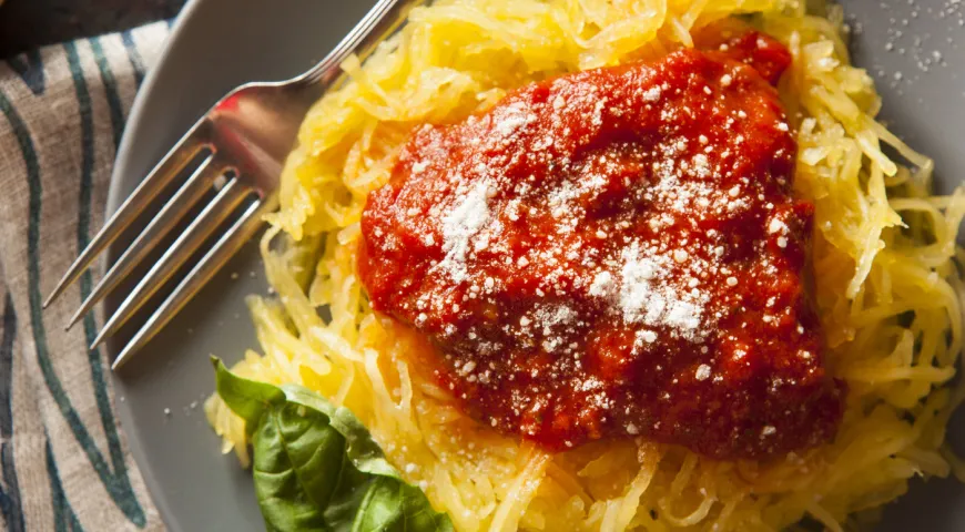 Тыкву-спагетти можно использовать и вместо обычных макарон