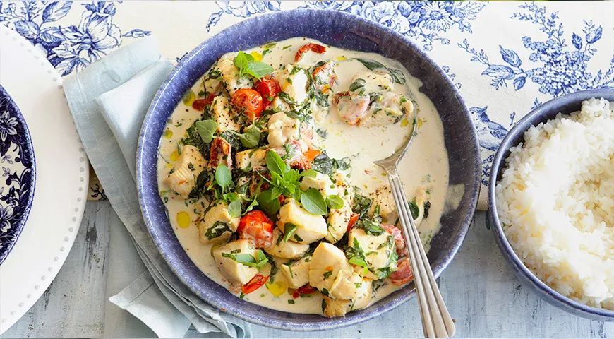 Сливочное куриное рагу с томатами черри и зеленью