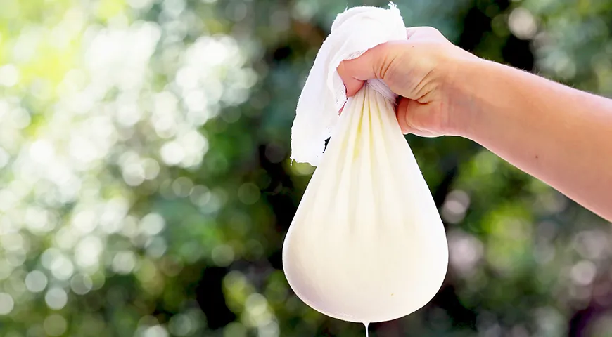 Если сметана качественная, но жидкая, откиньте продукт на два слоя марли, сформируйте из нее мешочек и подвесьте на 3–5 часов в прохладном месте