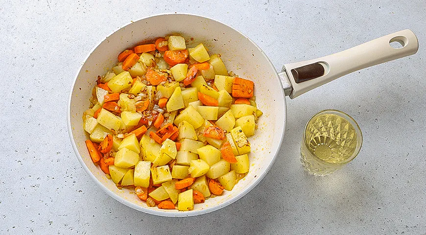 Сливочное рагу из курицы с овощами