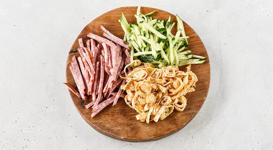 Блинный салат с кукурузой, колбасой и огурцами