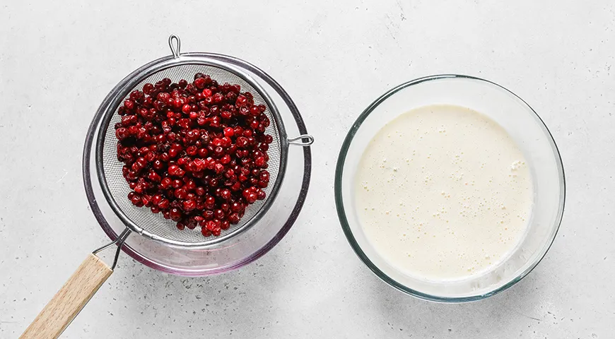 Заливной пирог с брусникой