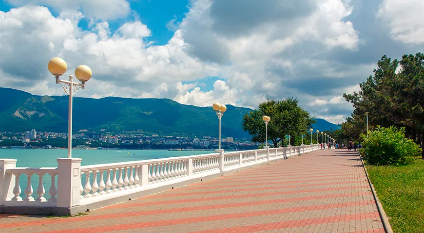 Визитная карточка Геленджика — протянувшаяся на 14 километров набережная для прогулок и отдыха у моря