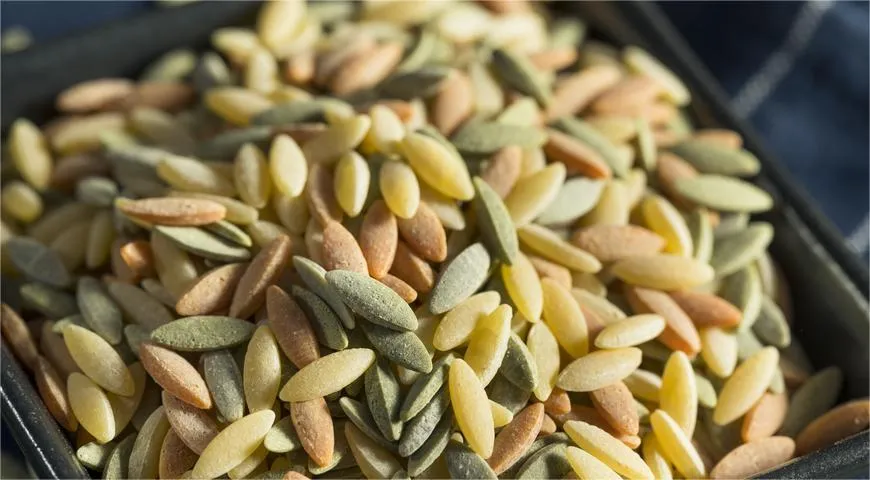 Орзо бывает цветным — с добавлением помидоров, свеклы, шпината или чернил каракатицы