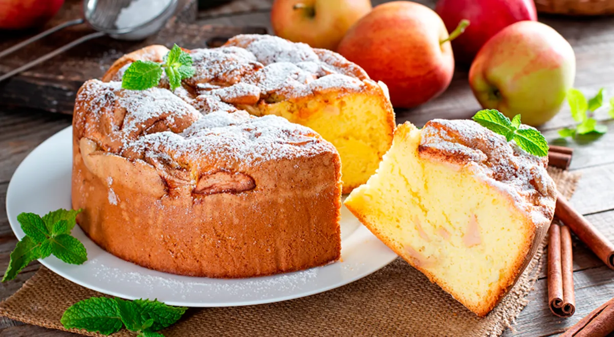 У свежей шарлотки тесто воздушное и пористое, яблочные дольки сохраняют форму и мягкость, не разваливаются в кашицу и не пересушены