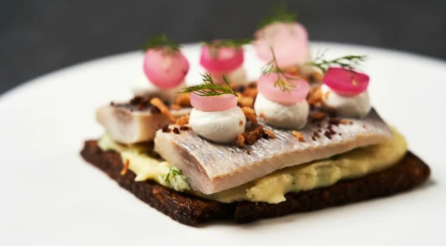 Смёрреброд - традиционный для скандинавов бутерброд с селедкой