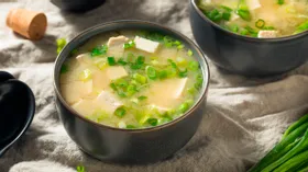 Быстрые супы на воде: 10 интересных рецептов с тофо, песто, горошком и даже вегетарианский том ям