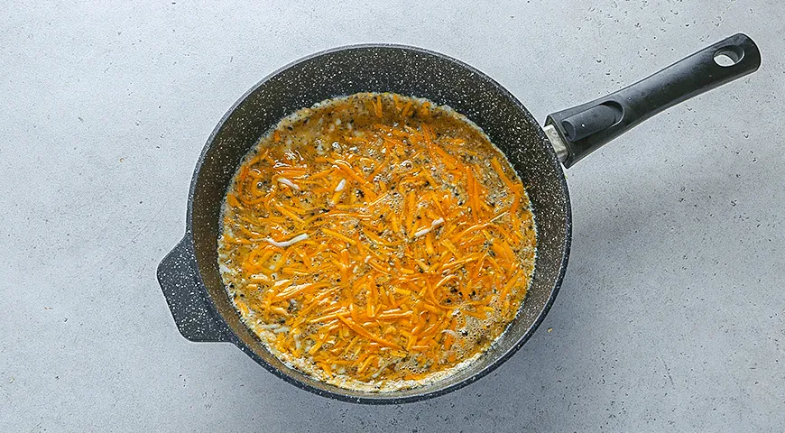 Ролл с яйцом, авокадо и песто
