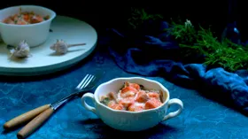 Кубики лосося, запеченные в йогурте