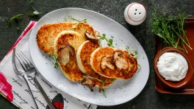 Картофельные котлеты с луком и грибами на сковороде