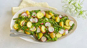 Картофельный салат с зеленым горошком, редисом и спаржей