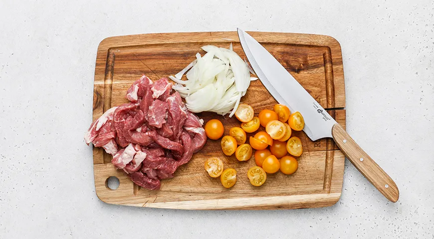 Булгур со свининой и овощами на сковороде