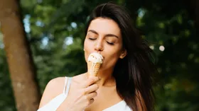 Врач рассказала, как есть мороженое, чтобы не заболело горло