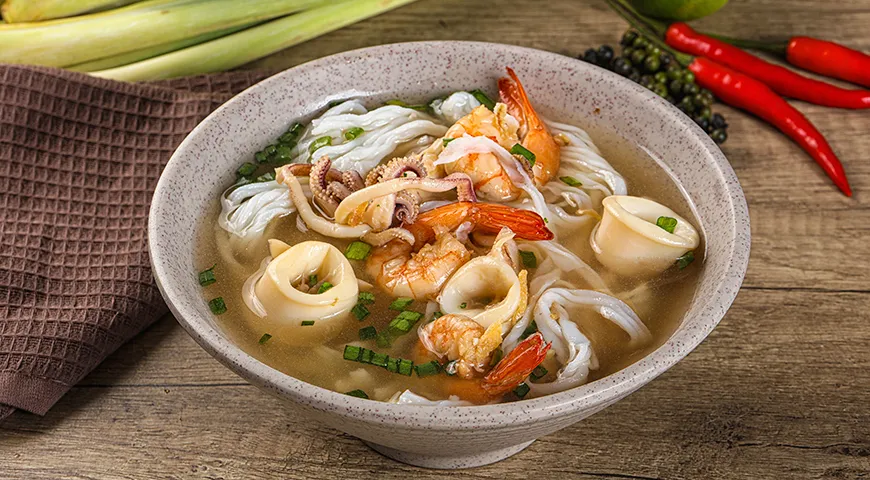 На Западе фо бо адаптируют под местные предпочтения: в США популярны версии даже с морепродуктами