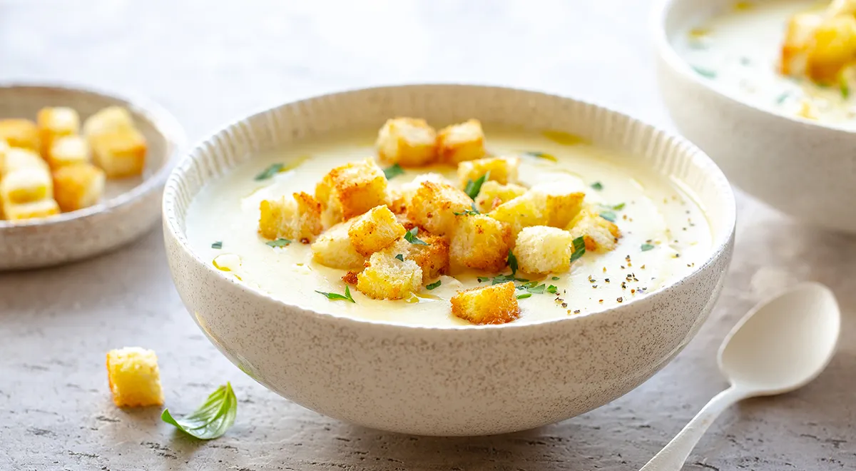 Картофельный суп-пюре с курицей, гренками и сыром