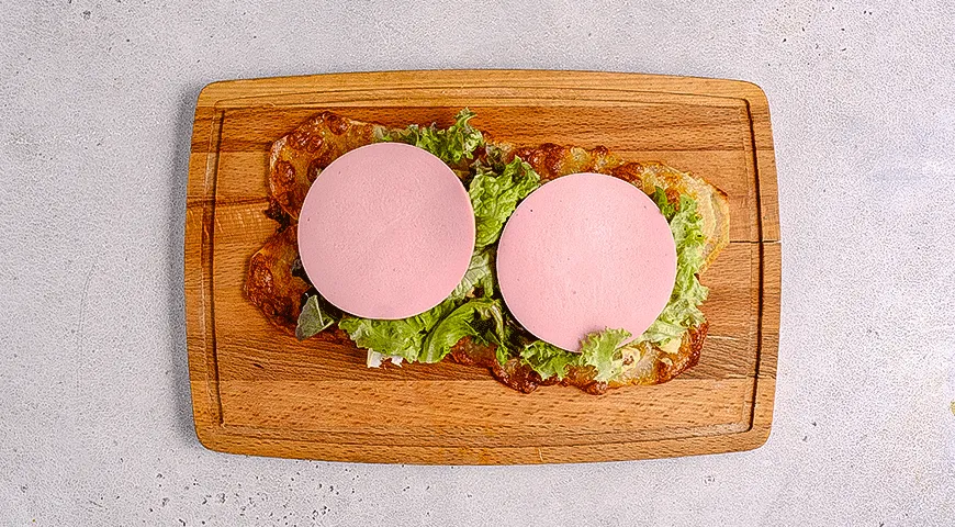 Картофельный сэндвич с вареной колбасой