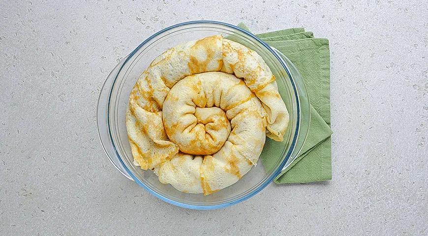 Блинная улитка с ветчиной и грибами