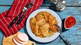 Колбаса в кляре на сковороде