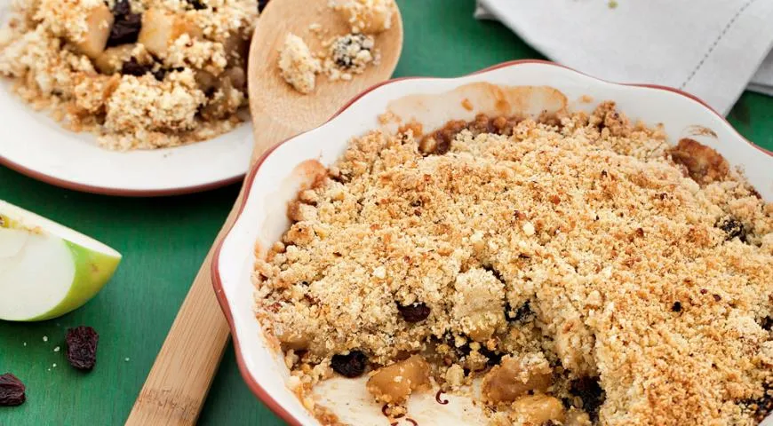 Яблочный крамбл с изюмом