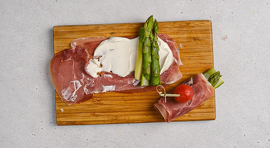 Рулетики из прошутто с козьим сыром и спаржей