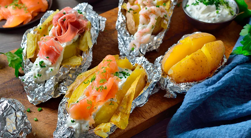 В Британии свои знаменитые jacket potatoes — их запекают до хрустящей корочки и подают с начинками