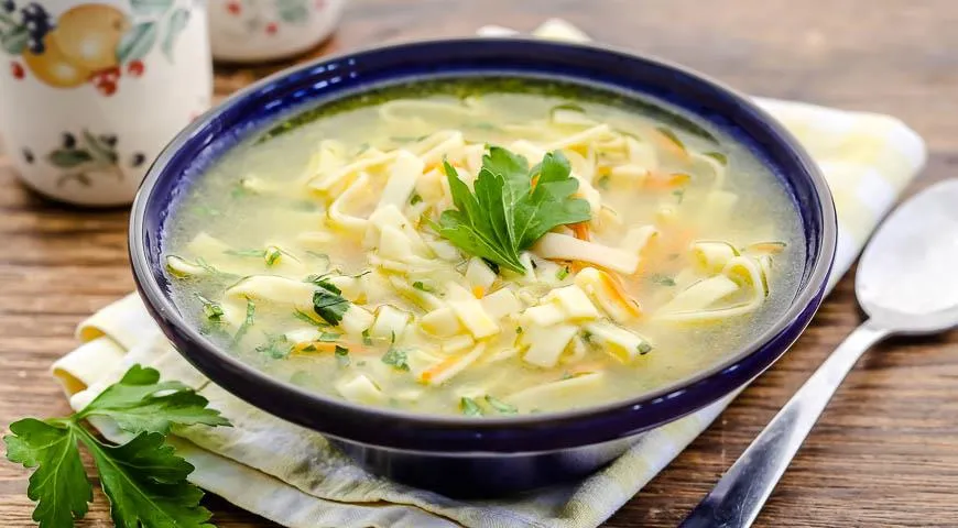 Куриный суп с домашней лапшой — токмач — luchistii-sudak.ru