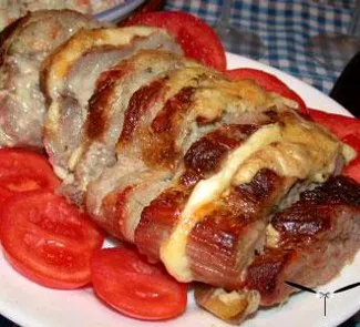 Мясо, запеченное с грибами и помидорами
