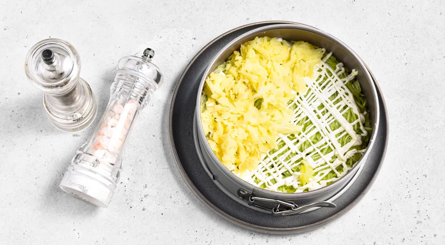 Слоеный салат с копченой курицей и арахисом