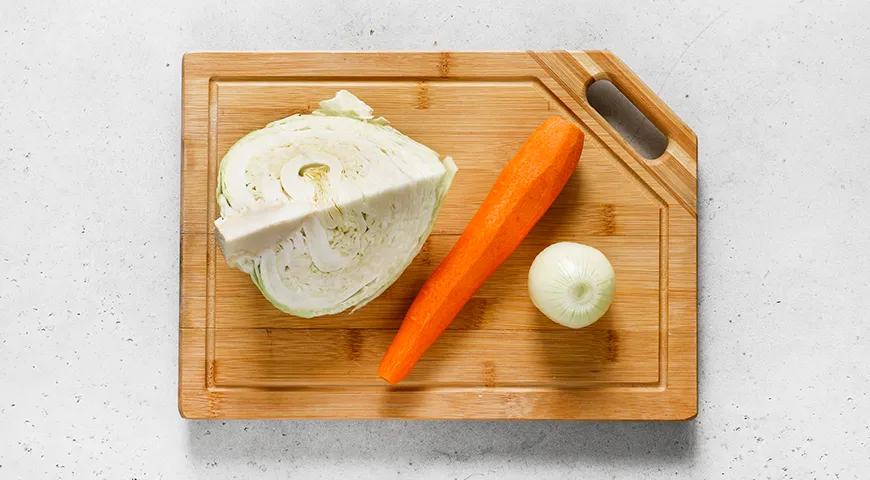 Капуста с луком и морковкой на сковороде по-домашнему