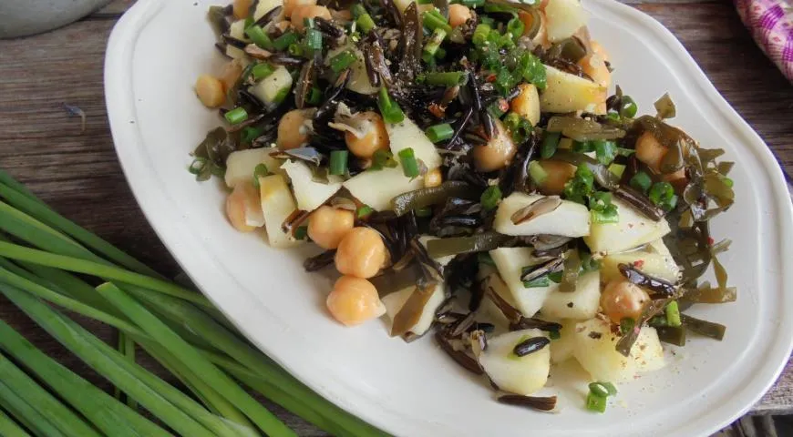 Рецепт салата с диким рисом, морской капустой, нутом и яблоками