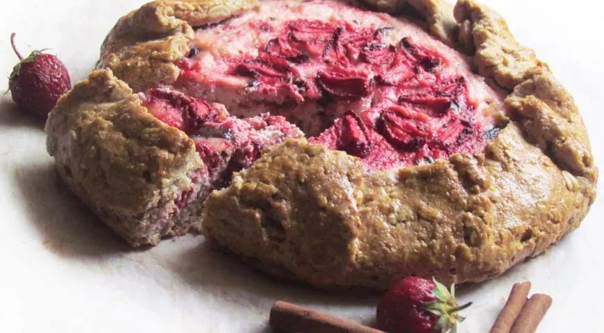 Пирог-ватрушка с шоколадом и ягодами