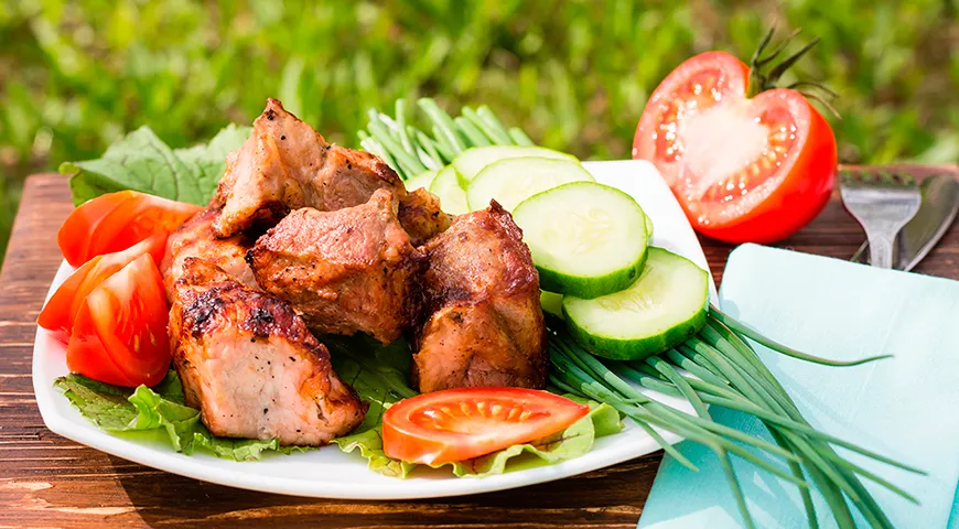 Пик популярности шашлыка из свинины приходится на майские праздники и летние выходные