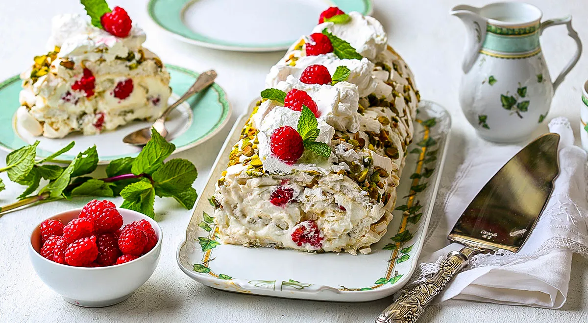 Рецепт меренгового рулета с фисташками и малиной