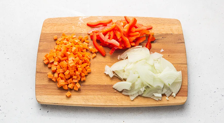 Томатный суп с курицей, консервированной фасолью и овощами