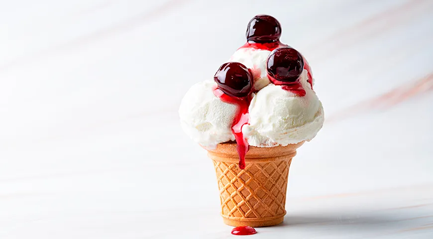 Пломбир в вафельном стаканчике эффектно раскрывается с ягодным соусом